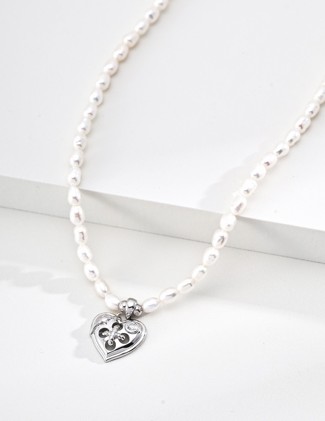 Coin Pearl Necklace in White Gold – front view