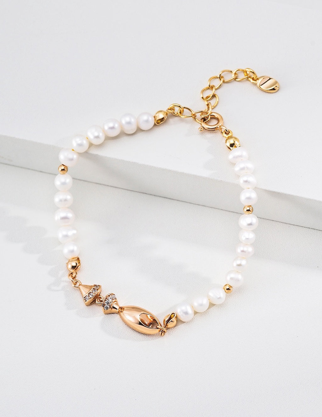 Koi Pearl Bracelet in Vintage Gold – front view
