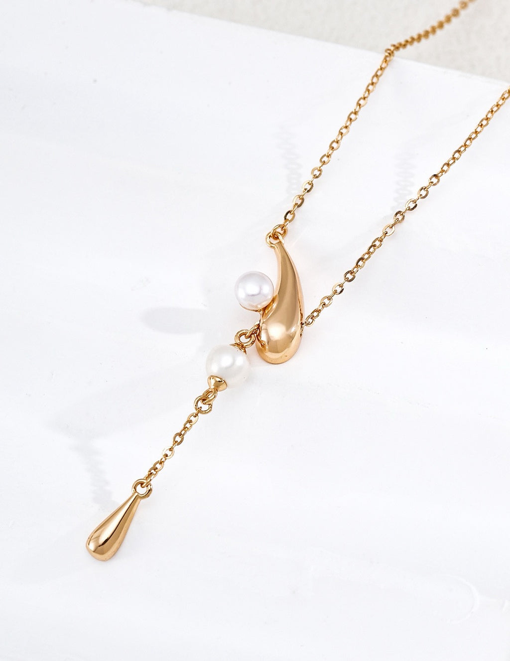 Meteor Pearl Necklace in Vintage Gold – front view