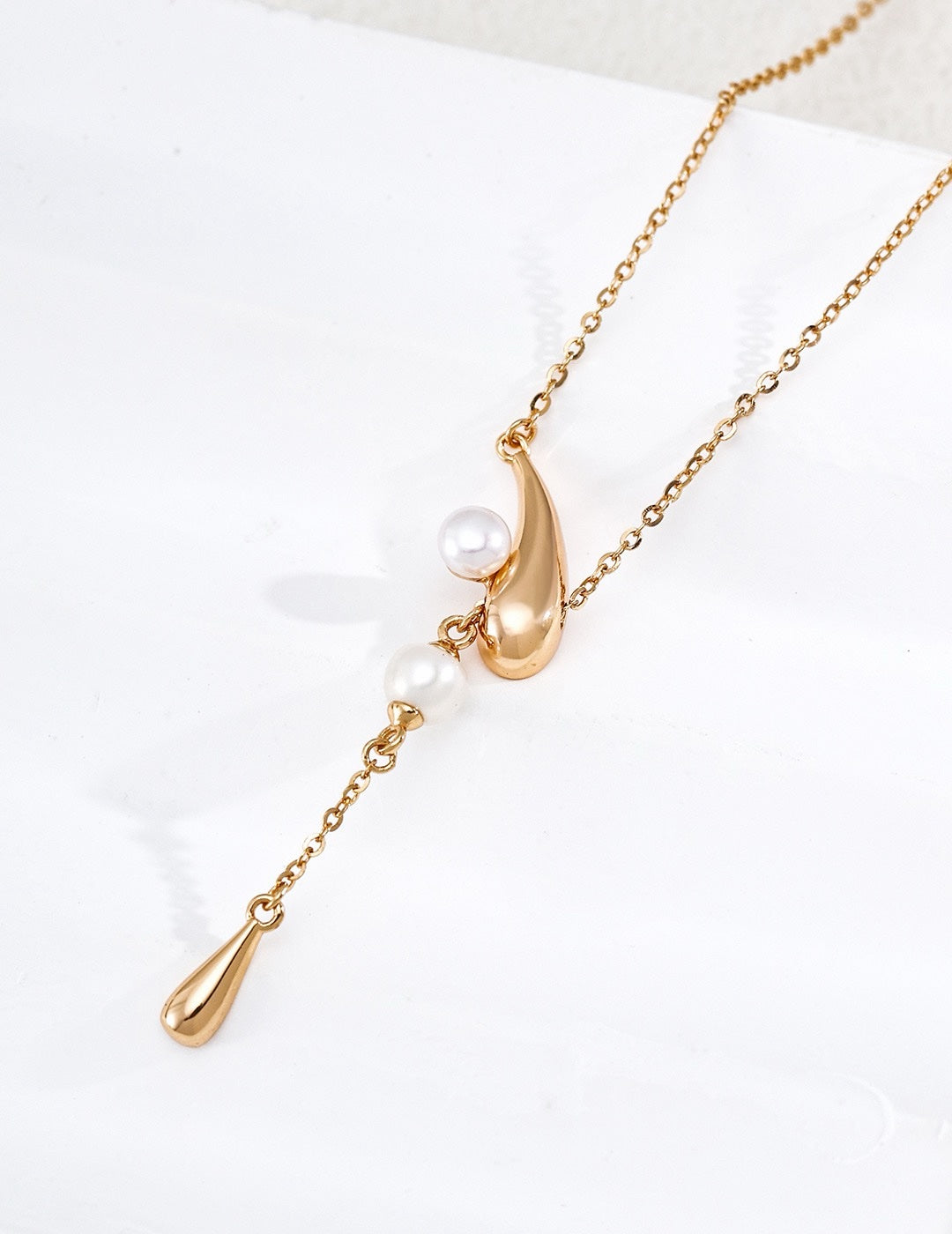Meteor Pearl Necklace in Vintage Gold – front view