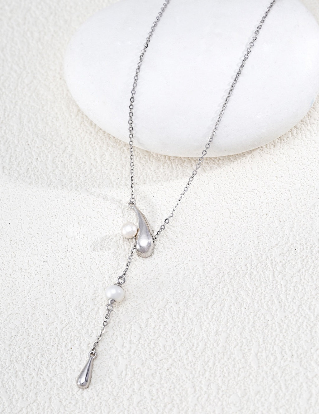 Meteor Pearl Necklace in White Gold – front view