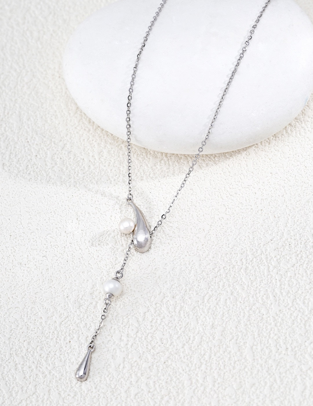 Meteor Pearl Necklace in White Gold – front view