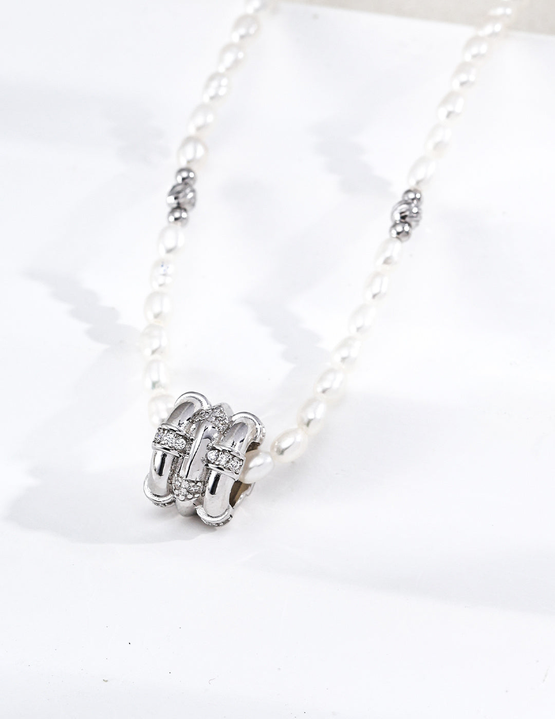 Star Wheel Pearl Necklace in White Gold – front view