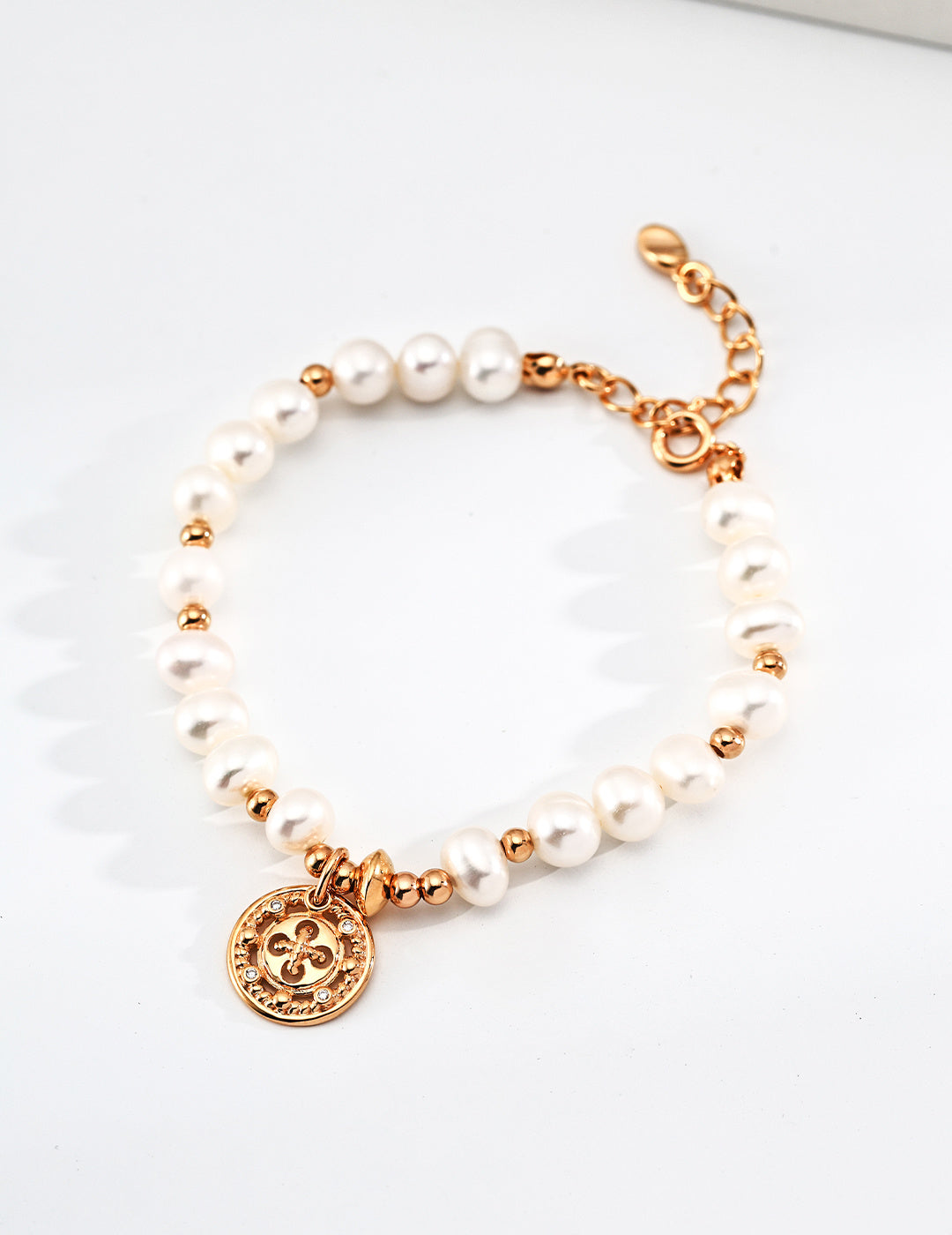 Coin Pearl Bracelet in Vintage Gold – front view