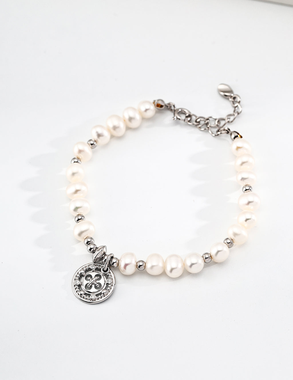 Coin Pearl Bracelet in White Gold – front view
