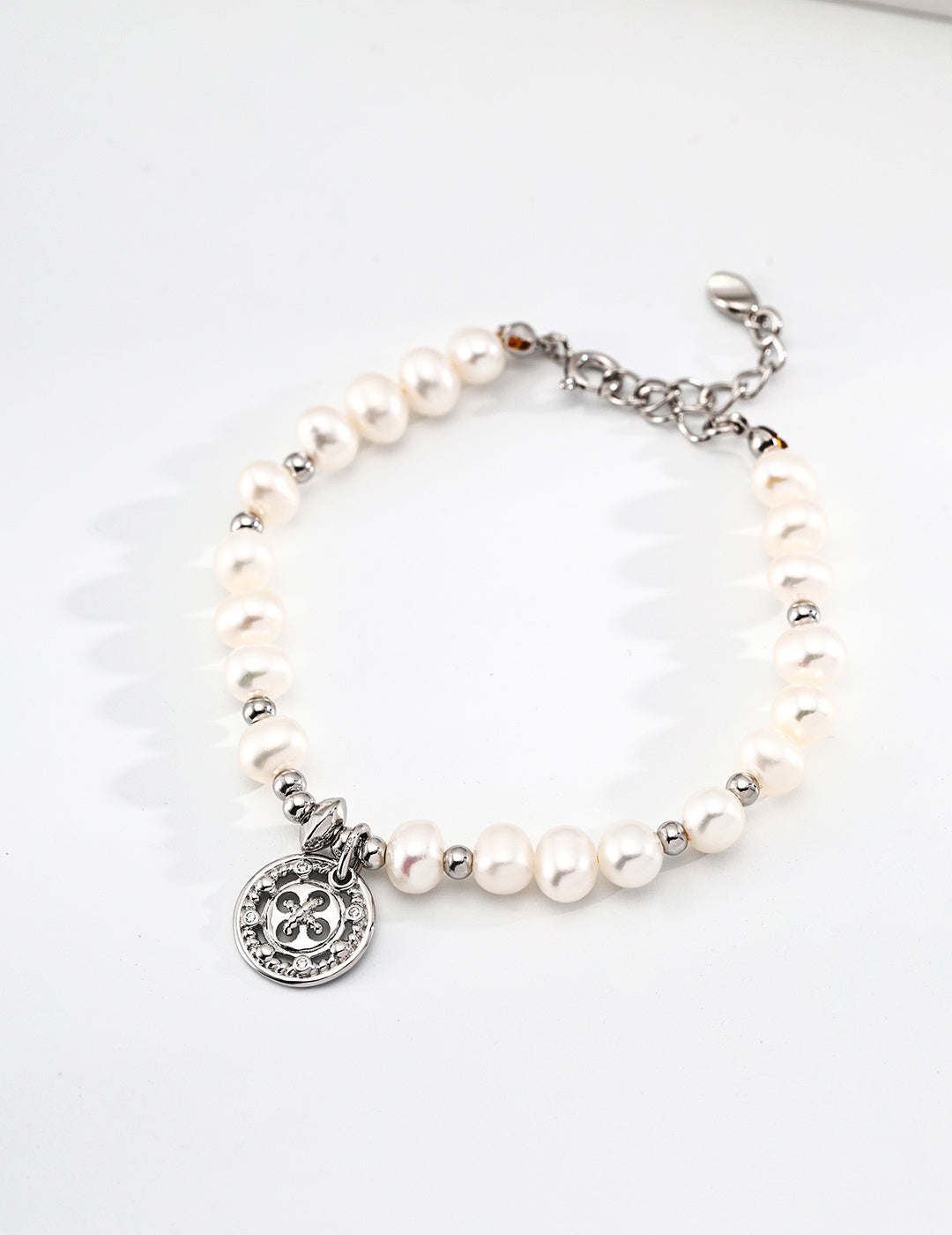 Coin Pearl Bracelet in White Gold – front view
